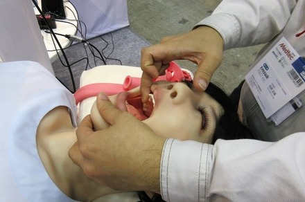 「mikoto」は、経鼻・経口からの気管挿管などの手技のトレーニングが行えるヒューマノイド型ロボット