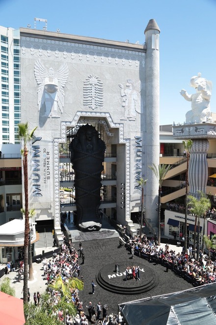 8.5メートルの巨大棺が出現！『ザ・マミー』公開記念イベント