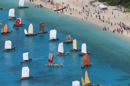 7月2日（日）、沖縄・座間味～那覇で開催される「サバニ帆漕レース」。アビームコンサルティングは、CSR活動の一環として2008年から特別協賛というかたちで継続支援してきた（写真／Photowave）