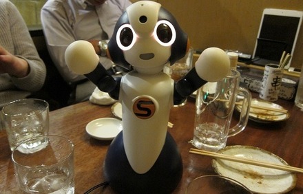 「くろきん神田本店」の「飲みニケーションロボット席」での「Sota（ソータ）」。テーブル上で来客の「飲み友だち」となる