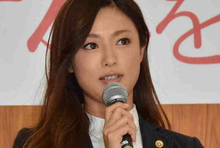 深田恭子、赤ちゃんにミルクを与える姿を公開！「女神が天使にミルクあげてる」