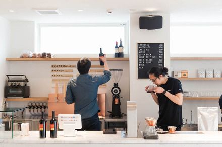 東京・自由が丘にオープンした「ALPHA BETA COFFEE CLUB」。“IT目線”によるサービスとビジネスモデルが新たなカフェカルチャーを生み出すことができるか？　「ITによる生産性向上」という文脈からも、日本のビジネスパーソンにとって要注目の存在だ