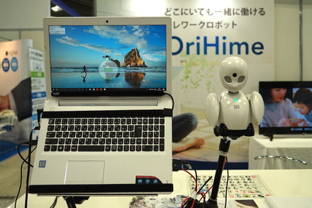 オリィ研究所による、離れた場所にいる人の分身となるロボット「Orihime」。人工知能搭載ではなく、遠隔操作によって操作する人の声や動きを伝えることができるロボットだ。モニター越しのテレビ会議とは異なる“存在感“があるのが特徴