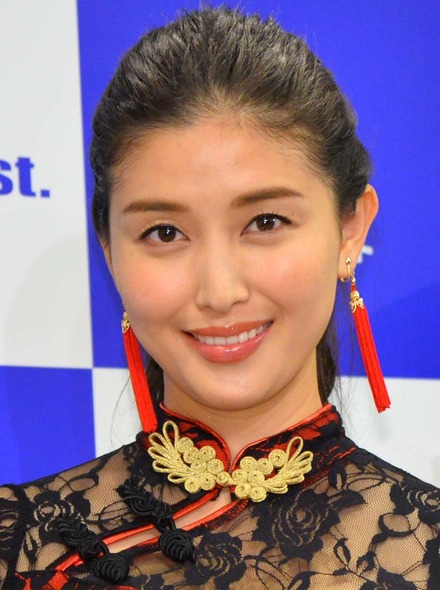 橋本マナミ、インスタで股間タッチショットを公開!?