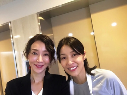 稲森いずみと水野美紀との自撮り2ショットに反響