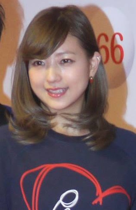 伊藤千晃、大人の色気漂うメイクにファン「美しすぎる」「キレイすぎ！」