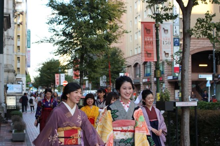 映画『はいからさんが通る』試写会に袴姿のハイカラ女学生が集合！パネル展示も実施