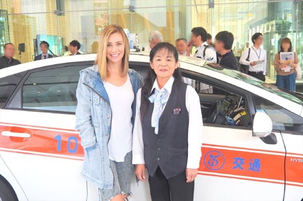 KDDIと沖縄セルラーでは、沖縄の観光タクシーにおける訪日外国人向け「多言語音声翻訳システム」の社会実証をおこなう