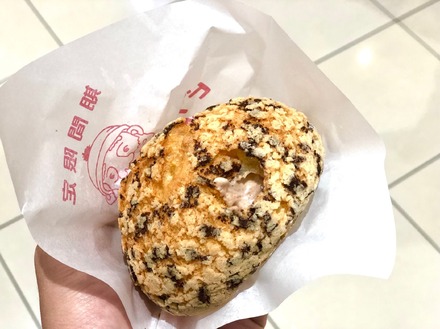 濃厚なメロンパンクリームが美味すぎ!ビアードパパが「チョコチップメロンパンシュー」を販売中