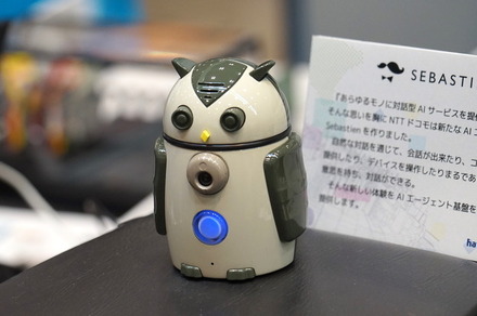 ハタプロの提供する『ZUKKU(ズック)』は、身長わずか10センチ、手のひらサイズのマーケティング支援AIロボット