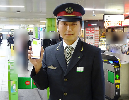 Apple PayによるモバイルSuicaの利用を促進するキャンペーンを実施中のJR田町駅助役、村上真一氏に手応えを訊ねた