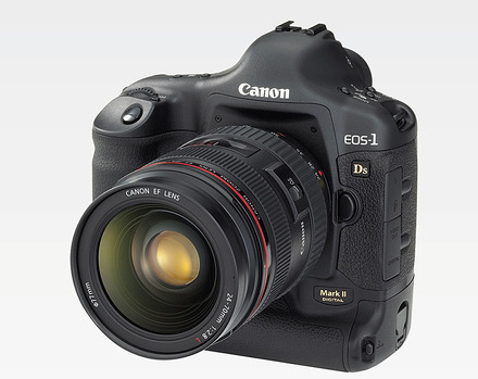 プロ向け最高級デジタル一眼レフカメラのEOS-1Ds Mark II