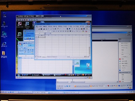 手前のウィンドウがクライアントPC。Excel 97、2003、2007の各バージョンが動いている。これはサーバから配信されたアプリケーションだ