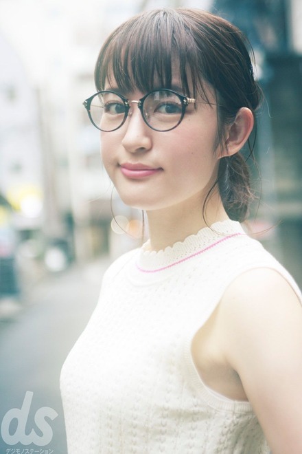 人気声優・小松未可子、丸メガネ姿のグラビア披露