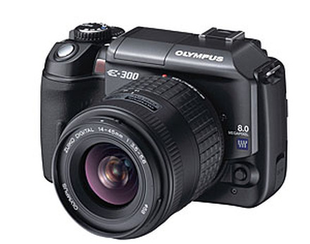 　オリンパスは17日、デジタル一眼レフカメラ「E-300」動作モデルの展示を、同社のショールーム「オリンパスプラザ東京・大阪」で開始した。