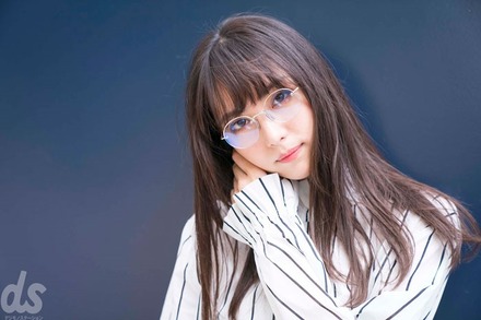 石川恋、メガネグラビアであどけない表情披露!