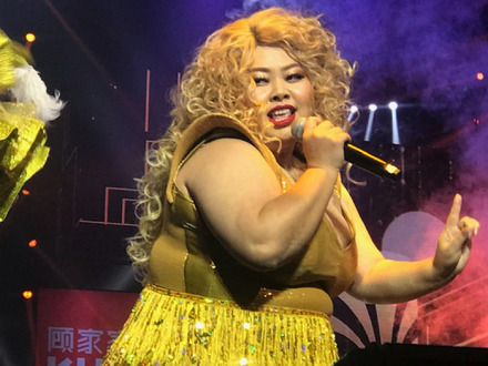 渡辺直美、中国で40名のバックダンサーをしたがえ初出演!