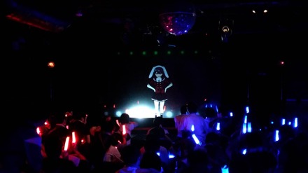 バーチャルアイドル「響木アオ」、東京公演で新曲「0と1と3」を初披露