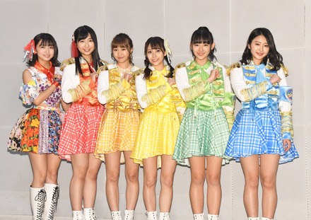 渡邉幸愛、溝手るか、渡邉ひかる、宮崎理奈、浅川梨奈、内村莉彩【写真：竹内みちまろ】