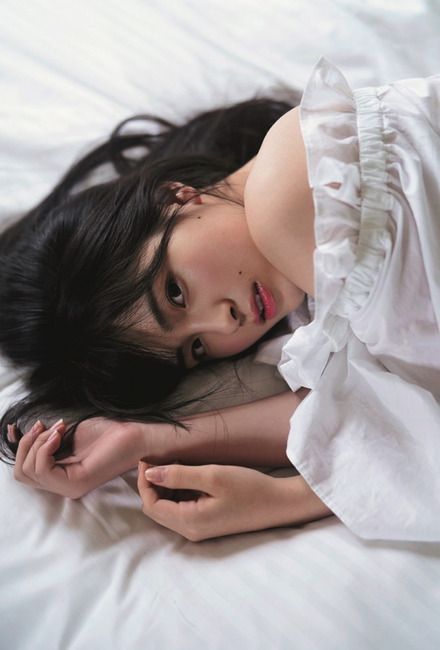 乃木坂46・大園桃子、ベッドの上で大人の表情