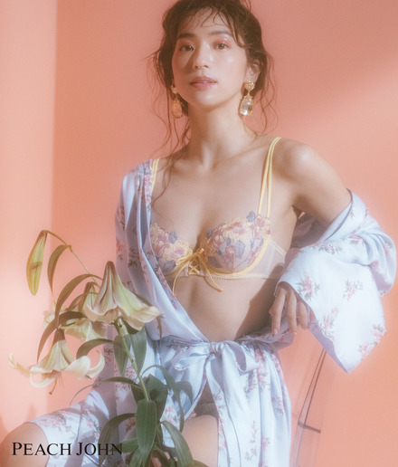 中村アン、ランジェリー姿披露!満開の笑顔で春の訪れの喜びを表現