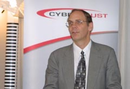 　来日中のCybertrust社CTOピーター・ティペット氏は、セキュリティ問題の現状について、悪化するコンピュータセキュリティ環境においては、新たなハードやソフトだけでなく「知識」で対応すべきだと述べた。