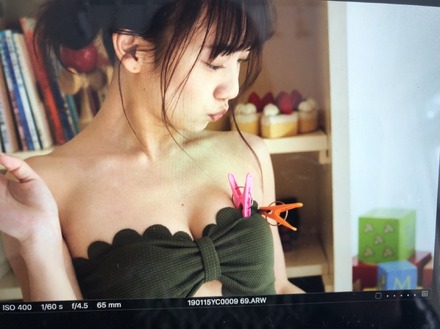 関根優那のセクシーな洗濯ばさみショットにファン大興奮!