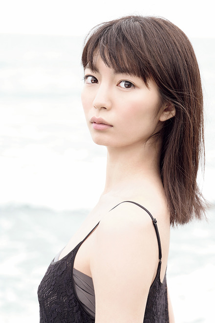 仲村トオル・鷲尾いさ子夫妻の娘・ミオが初グラビア!華やかさと初々しさで魅せる