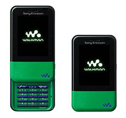 　KDDIは8日、音楽機能を重視した携帯電話「Walkman Phone, Xmini」（ソニー・エリクソン製）を発表した。12月下旬以降の発売となる。