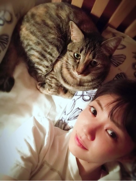 倉科カナ、愛猫とベッドの取り合い！2ショットに「可愛い」の声