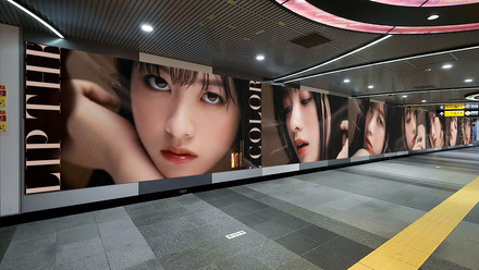 橋本環奈が渋谷駅に登場！ドアップ巨大ポスターが30メートルにわたって掲出