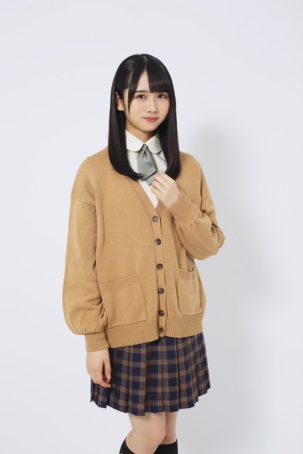 日向坂46上村ひなの、ブランドビジュアルで制服姿など披露