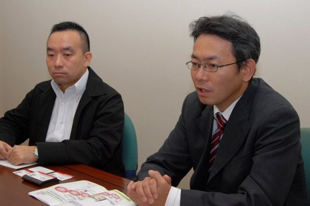 NTTデータのビジネスソリューション本部HOME4Uプロジェクト課長代理の村上隆史氏（左）とビジネスソリューション本部HOME4Uプロジェクト課長代理の小林憲司氏