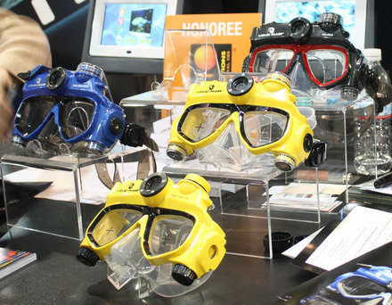 　現在開催中の家電見本市「CES 2009」では、一風変わった“おもしろ家電”も数多く出品されている。今回は、その中でも“おもしろ家電マニア”の人々の注目を集めていたLiquid Imageの水中メガネ型ビデオカメラ「Underwater Digital Camera Mask」の新モデルを紹介したい。