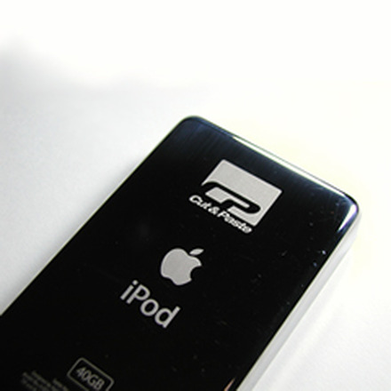 　iPodをApple Storeで購入した場合、好きな文字が刻印されるサービスが利用できる。しかし、決まったフォントで文字を刻印することしかできない。そんな中、カットアンドペーストは、iPodの裏に好きなロゴが刻印できるサービスを開始した。