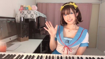 セクシーすぎるピアニスト高木里代子、今度は“ハルヒ”コスプレで演奏&歌唱にチャレンジ