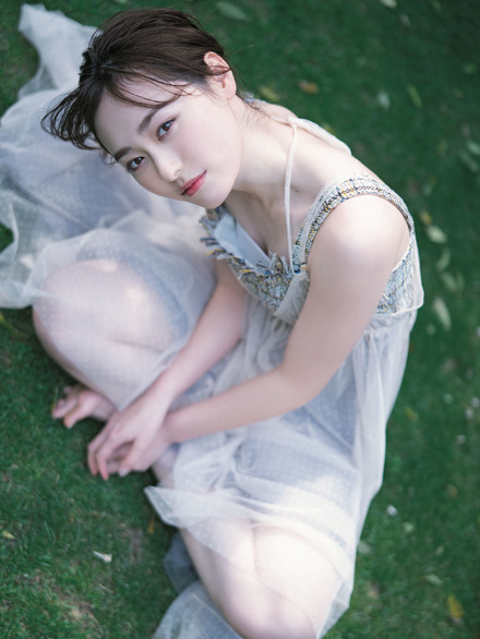 福原遥、透明感際立つ装いでグラビアに登場!美肌チラリのシースルードレス姿も!