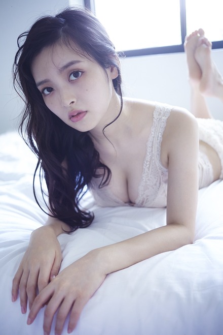 上坂すみれ写真集「すみれいろ」(東京ニュース通信社刊)