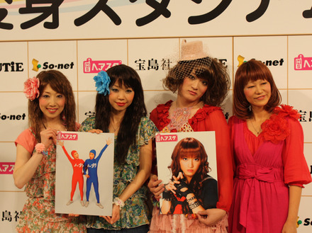 （左から）華麗に変身したモエヤンの2人、桜塚やっくん、ヘアメイクアーティストの大久保美幸