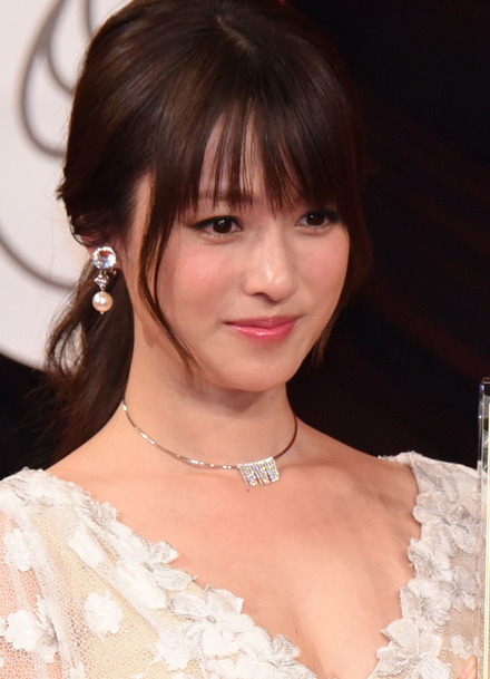 深田恭子 21年カレンダー表紙公開 色気漂うルイヴィトンビキニ姿を披露 Rbb Today 深田恭子 21年カレンダー表紙公開 色気漂うルイヴィトンビキニ姿を披露 Rbb Today