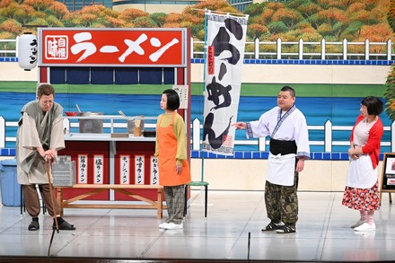 舞台（左から）小籔千豊、井上安世、川畑泰史、すっちー