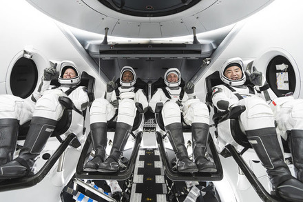 クルードラゴン内の1号機乗組員たち。 左から、 NASA宇宙飛行士のシャノン・ウォーカー氏、 ビクター・グローバー氏、 マイク・ホプキンス氏、 そして宇宙航空研究開発機構の野口聡一氏（画像：SpaceX）