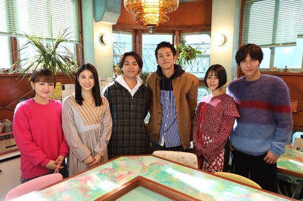 左から)葵わかな、土屋太鳳、柳楽優弥、松坂桃李、高畑充希、中川大志(C)フジテレビ