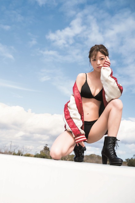 戦隊ヒロイン・工藤美桜、ヤンジャン表紙！スカジャン×黒ビキニで