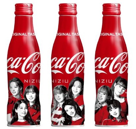 NiziUメンバーが3種のデザインで登場！「コカ・コーラ」スリムボトル