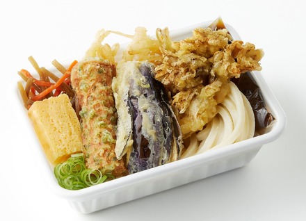「丸亀うどん弁当」より秋の新作！「秋野菜の天ぷらと定番おかずのうどん弁当」