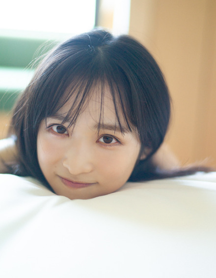 AKB48・小栗有以ファースト写真集『君と出逢った日から』通常版カバー（撮影：細居幸次郎、発売：小学館）
