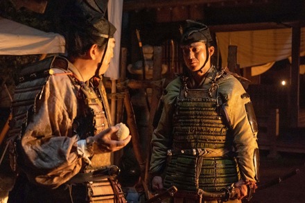 『鎌倉殿の１３人』第6話。甲斐・武田陣にて。武田信義（八嶋智人）にそそのかされる北条時政（坂東彌十郎）をいさめる義時（小栗旬） 。（ｃ）NHK