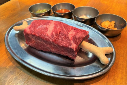 インパクト抜群の“マンガ肉”がGW限定で1.5倍に増量!大阪焼肉・ホルモン ふたご