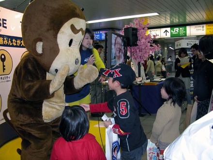 クイズ正解者は、練馬からお母さんと妹さんとショッピングに来た8歳の男の子。ボールペンをもらってバザール君と握手すると、次の問題にも元気いっぱいに手を上げていた